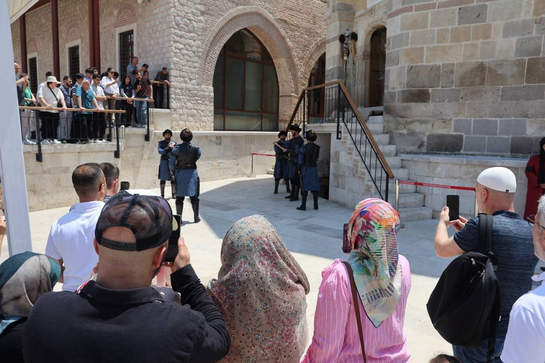Konya'da her Cuma yapılıyor: Vatandaş yoğun ilgiyle izliyor! 1